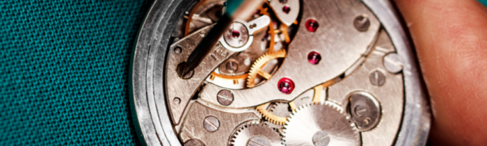 Kelloseppä korjaa kelloa.